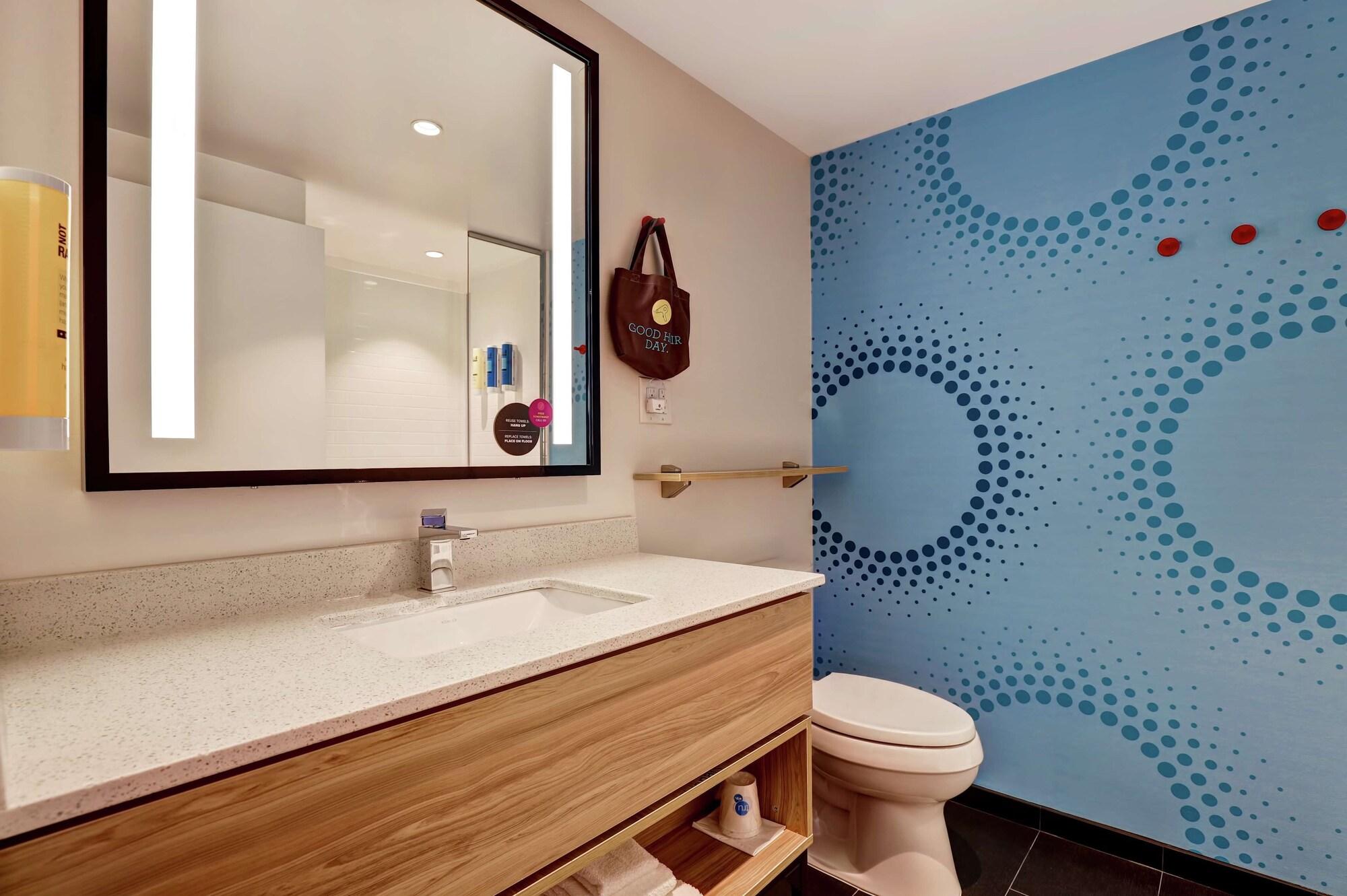 Tru By Hilton Edmonton Windermere Экстерьер фото