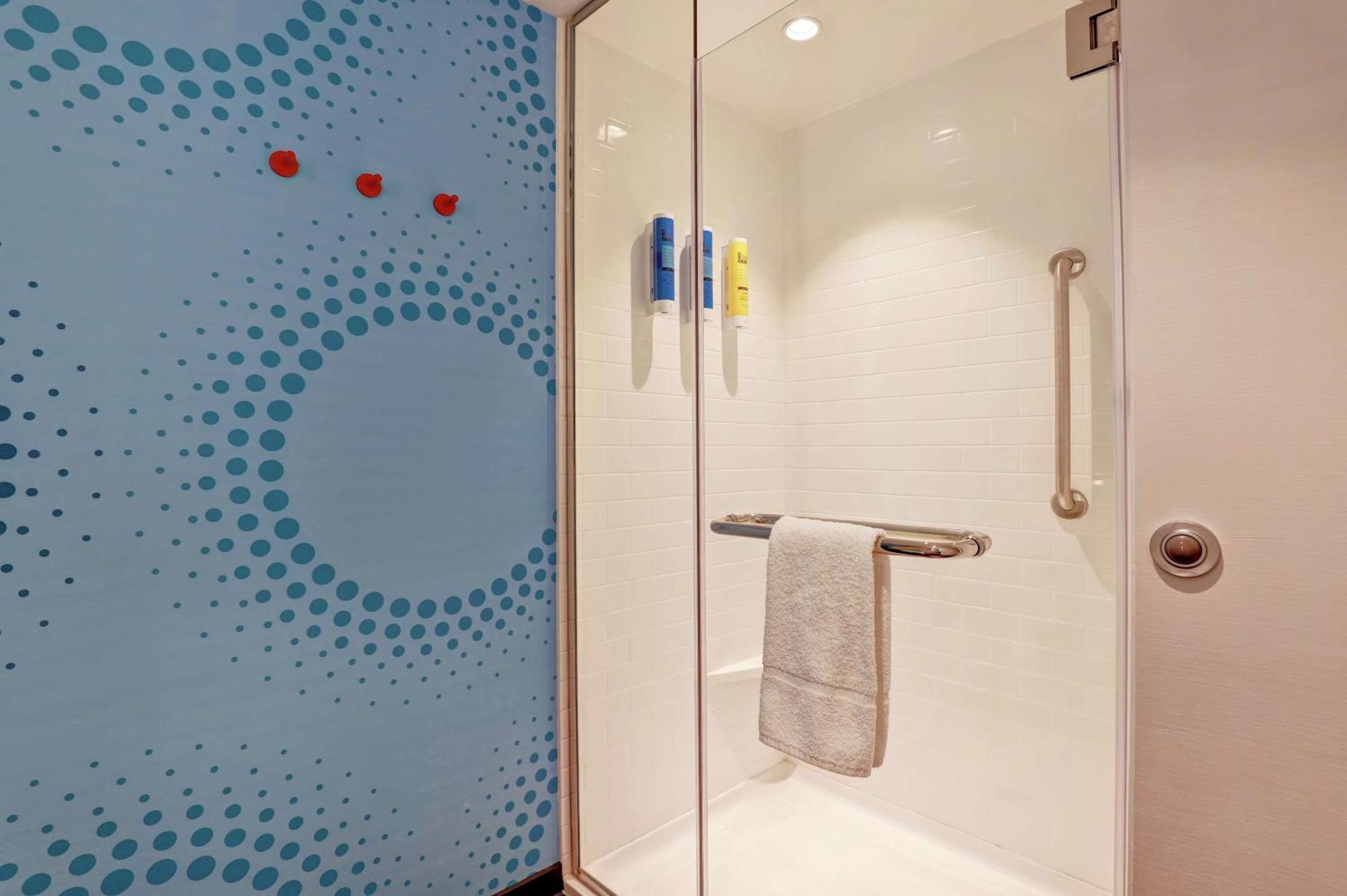 Tru By Hilton Edmonton Windermere Экстерьер фото