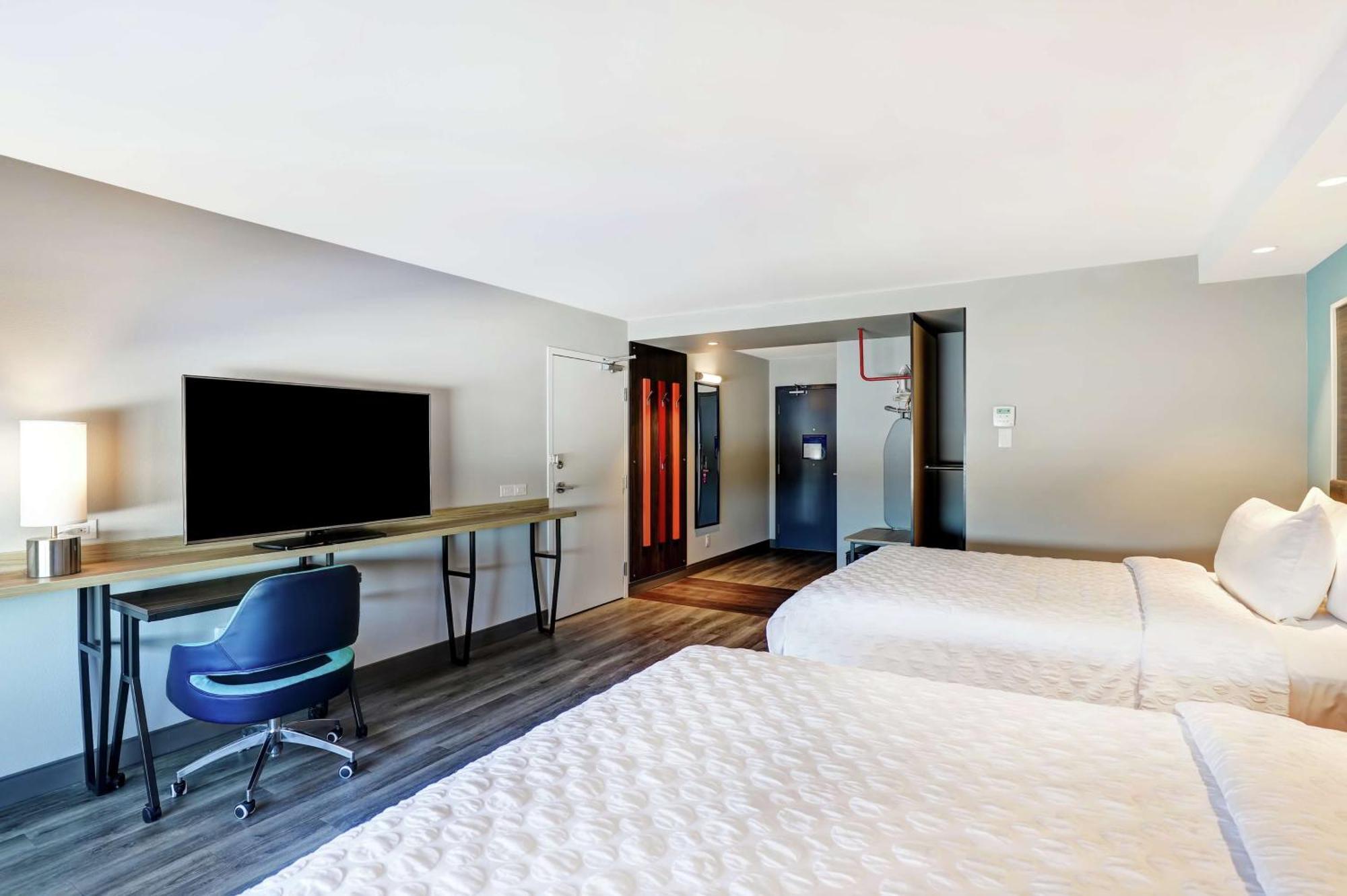 Tru By Hilton Edmonton Windermere Экстерьер фото
