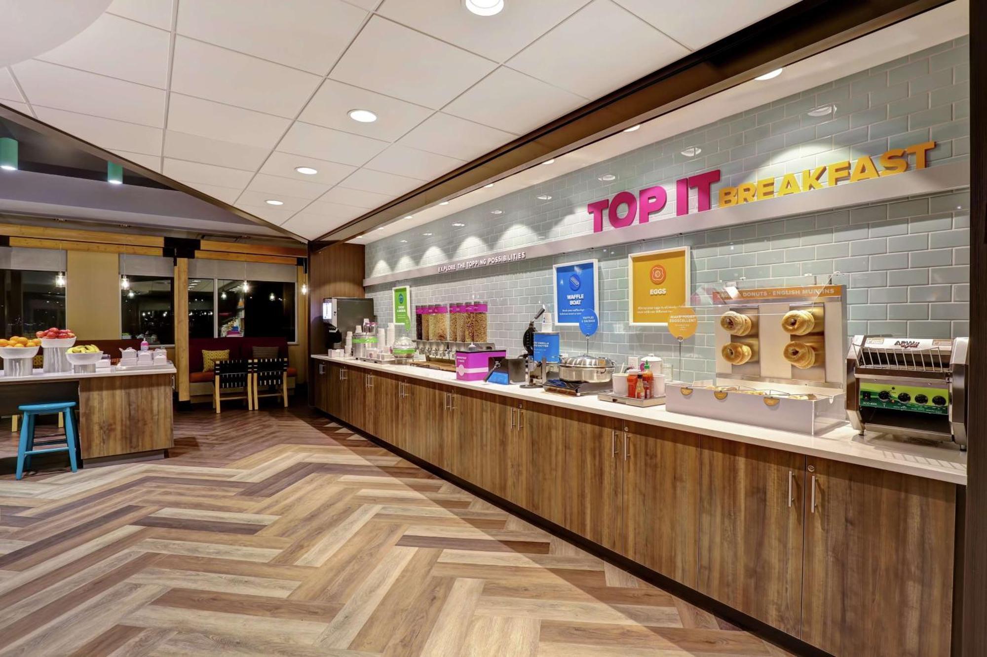 Tru By Hilton Edmonton Windermere Экстерьер фото
